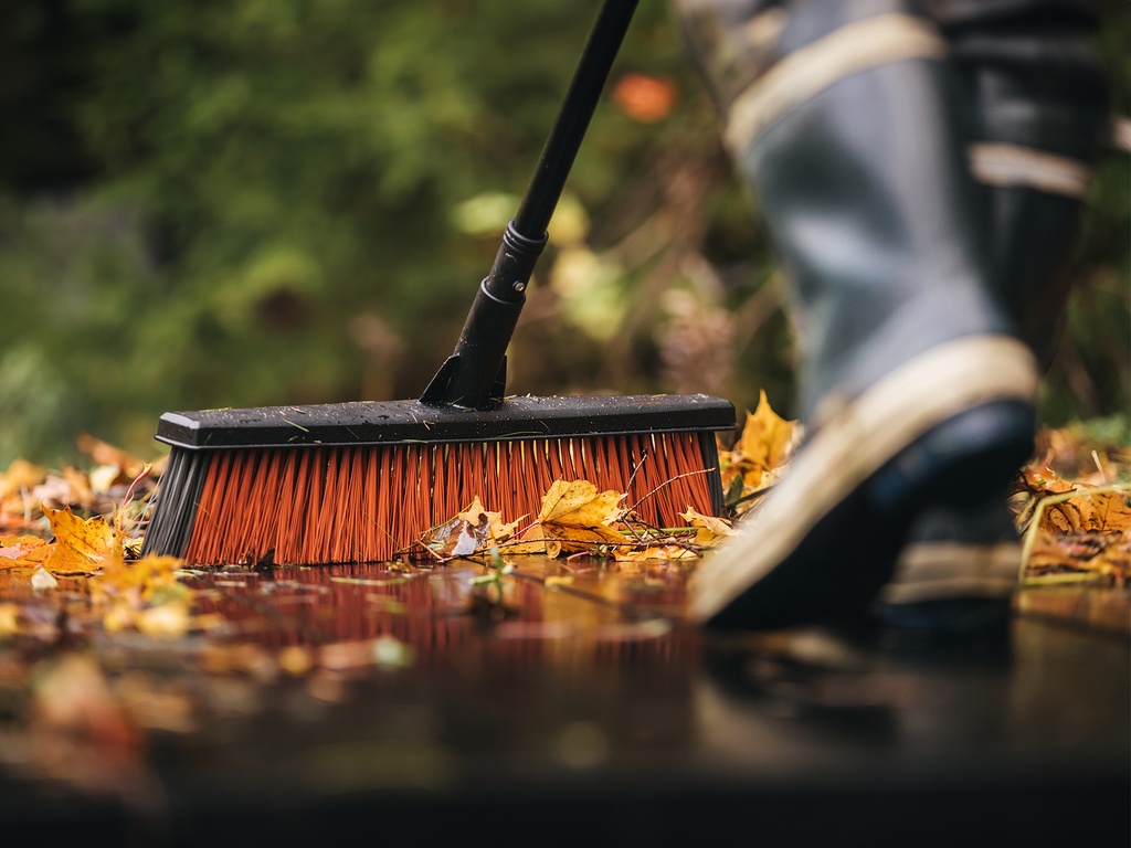 Fiskars Solid Bezem L compleet