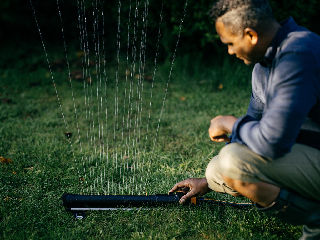 FISKARS X-Series Zwenksproeier S-L, max. 500 m2 