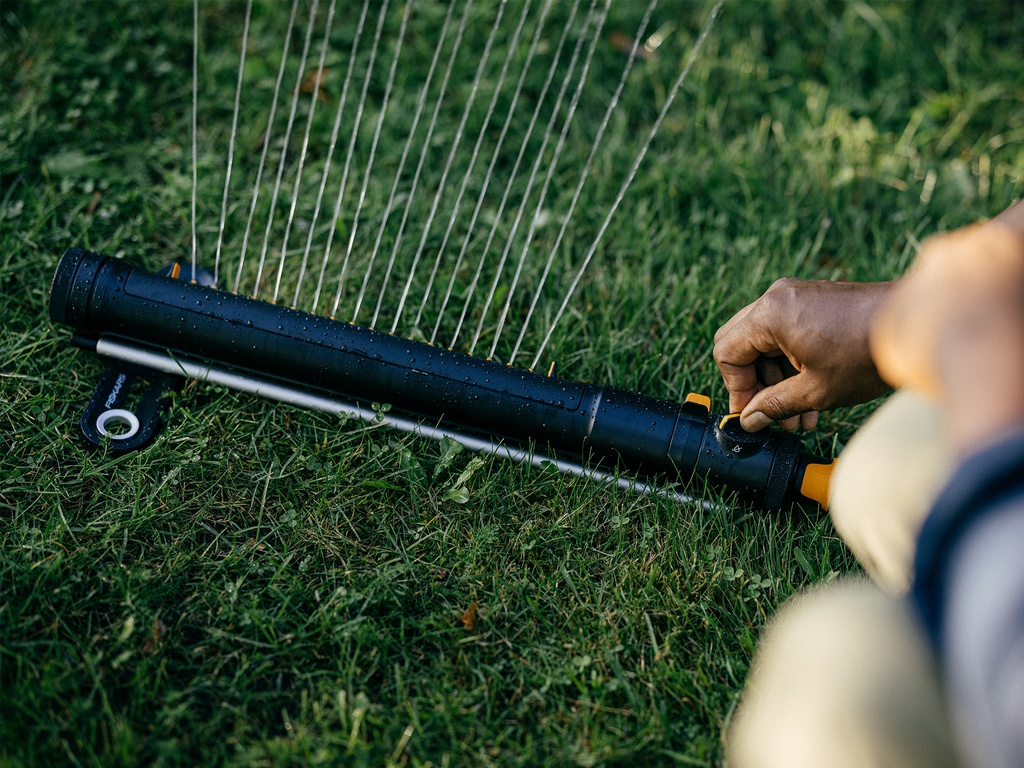 FISKARS X-Series Zwenksproeier S-L, max. 500 m2 