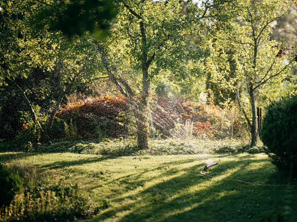 FISKARS X-Series Zwenksproeier S-M, max. 300 m2 