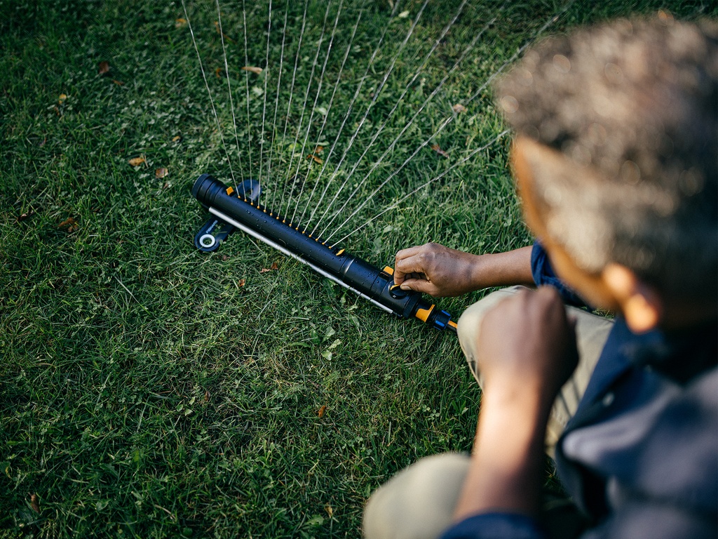 FISKARS X-Series Zwenksproeier S-M, max. 300 m2 