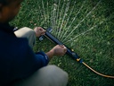 FISKARS X-Series Zwenksproeier S-M, max. 300 m2 
