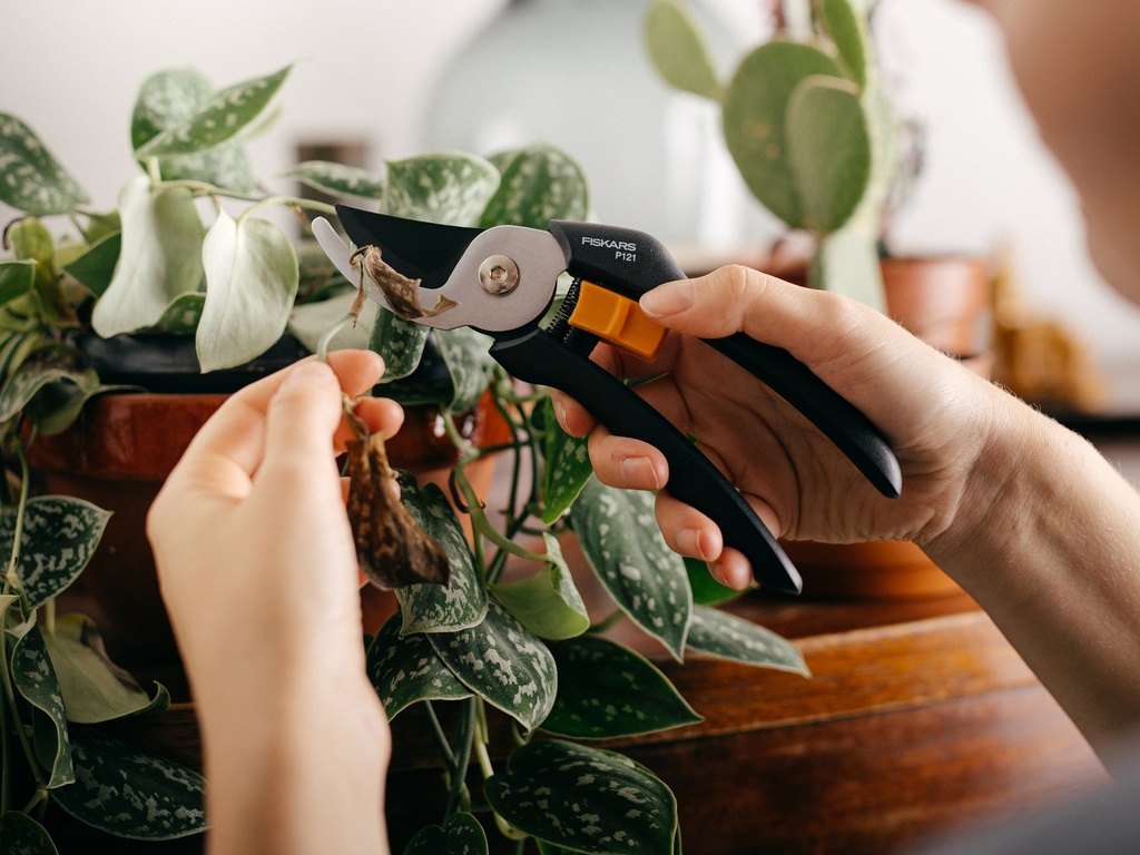 24 x Snoeischaar FISKARS Solid P121 bypass, knipt tot 18 mm met display