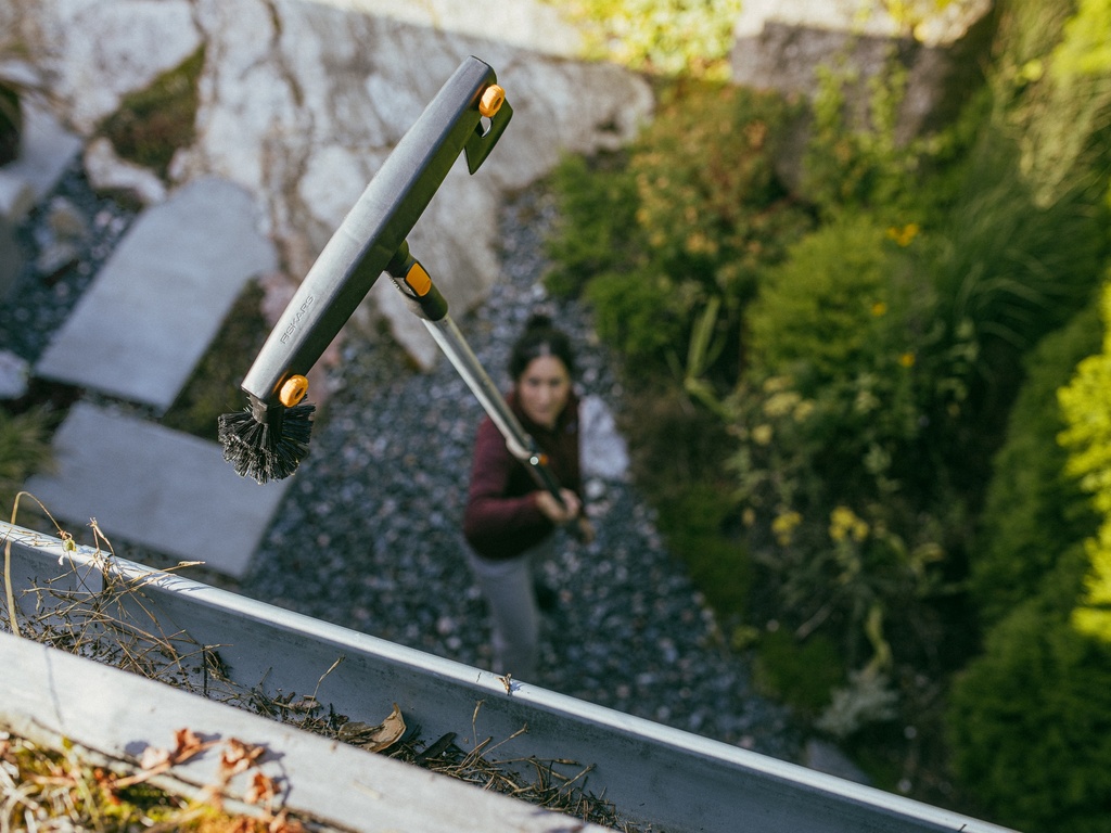 FISKARS OneClick Dakgootreiniger met borstel en schraper