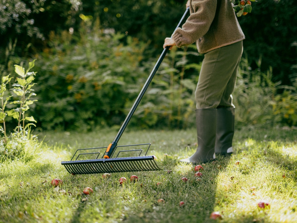 FISKARS OneClick Gazonhark - Grashark 60 cm met beugel
