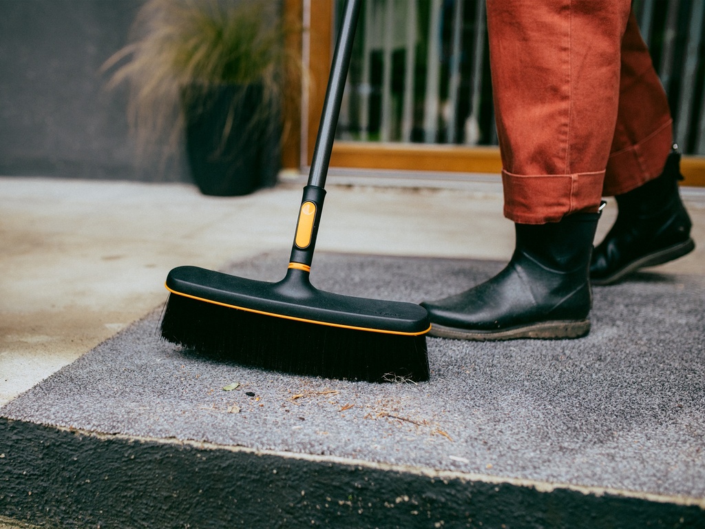 FISKARS OneClick Bezem kunststof 34 cm met zachte vezels