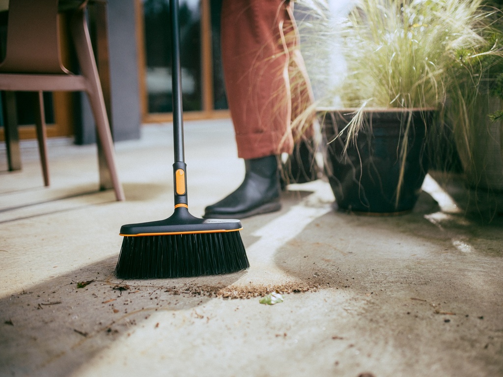 FISKARS OneClick Bezem kunststof 24 cm met zachte en harde vezels