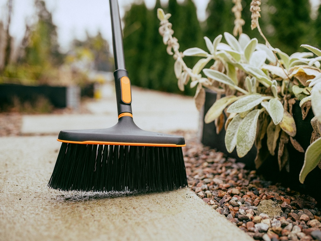FISKARS OneClick Bezem kunststof 24 cm met zachte en harde vezels