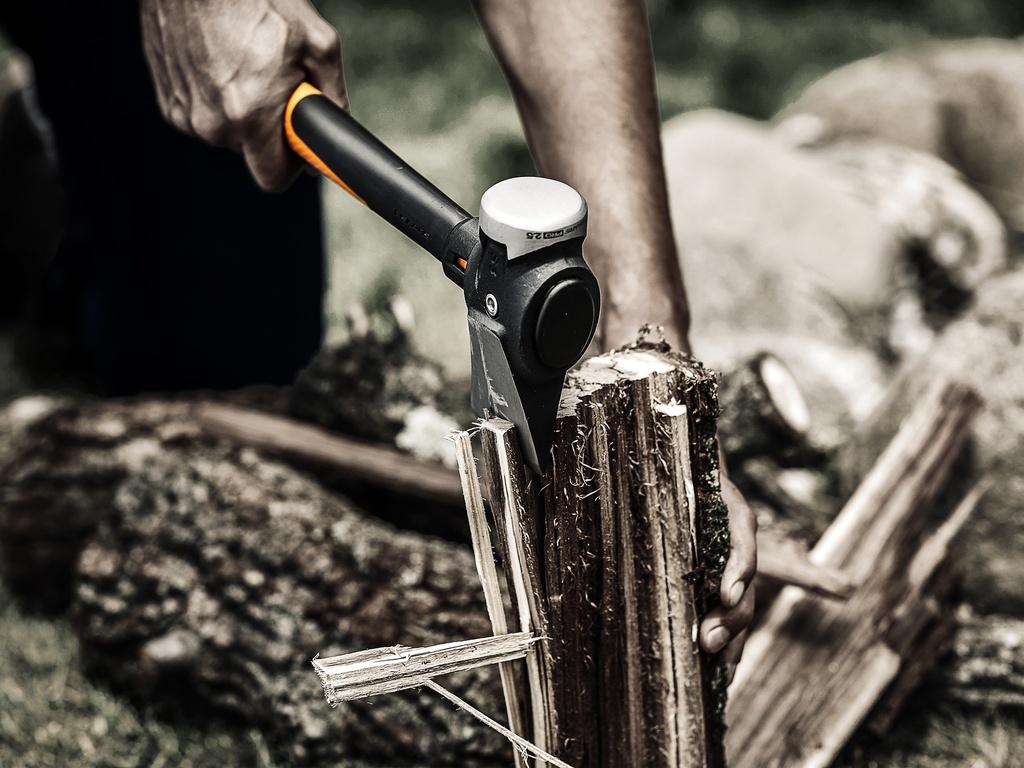 Handbijl FISKARS IsoCore S, 1360 gram, steel 36 cm